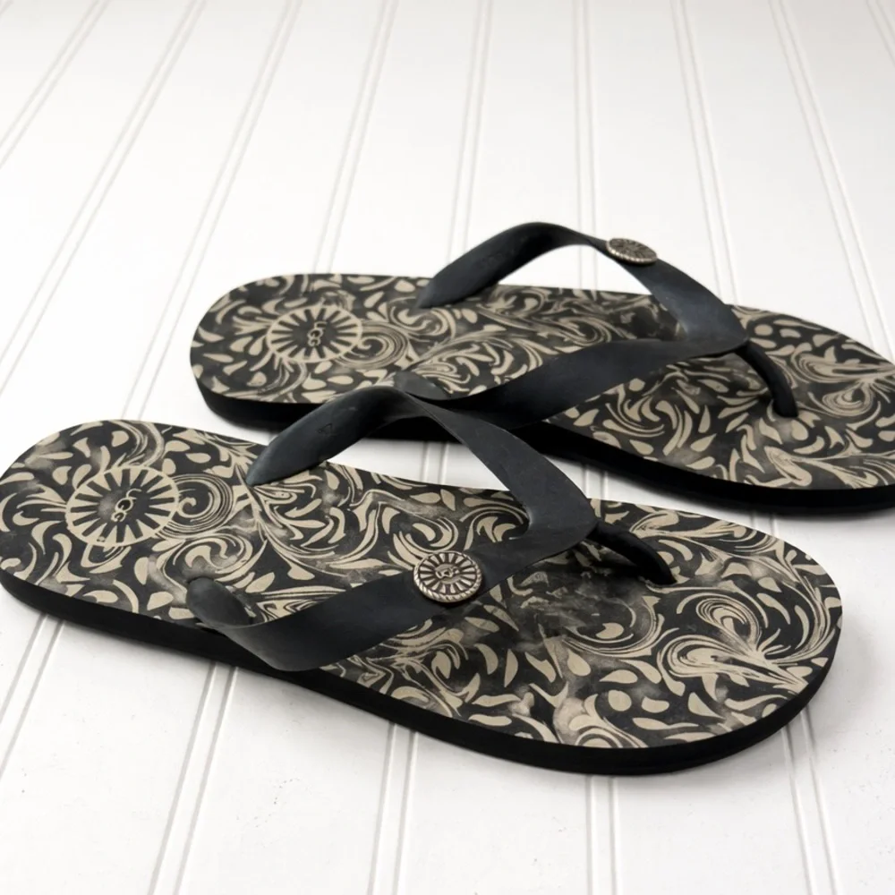UGG Black Patterned Flip Flop Thong Sandals Women’s Size 7